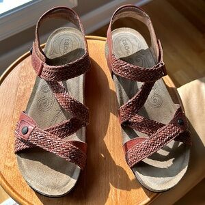 TAOS Trulie EU 39 US Size 8 - 8.5 Comfort Walking Sandal Nearly New